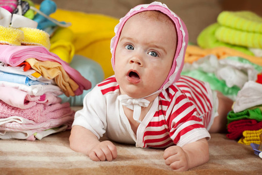 帶孩子衣服的嬰兒