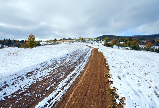 第一冬雪在秋山臟路