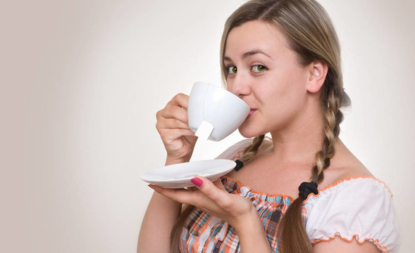 喝杯茶的女孩。