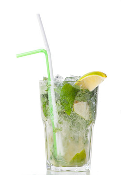 新鮮的mojito雞尾酒白色隔離