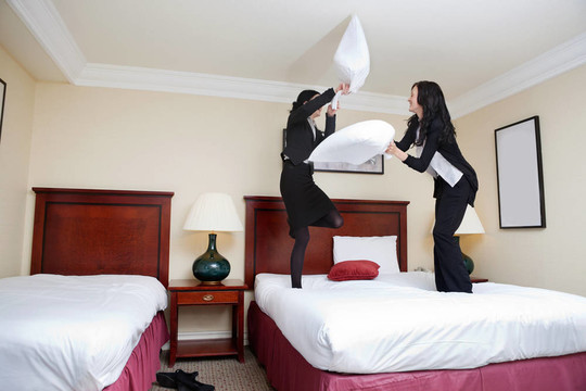 女高管打Pillow Fight