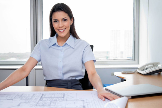 坐在辦公桌上的女建筑師