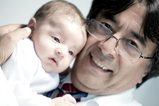 醫(yī)生抱著一個(gè)嬰兒