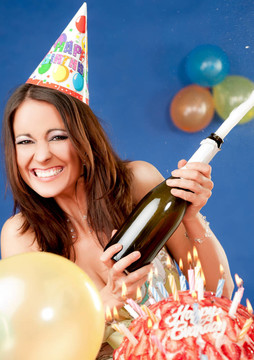 興奮的女性生日香檳