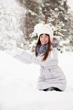 年輕女子扔雪
