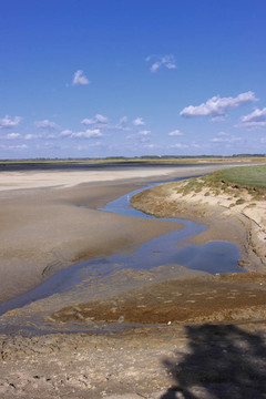 在對法國蛋白石海岸低潮的海景，沙灘