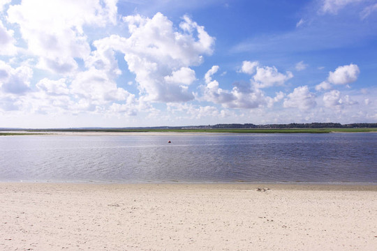 在對法國蛋白石海岸低潮的海景，沙灘