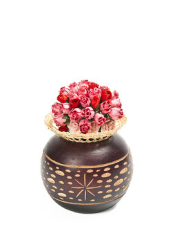 木鍋籃里的玫瑰