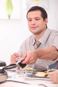 男人吃烤