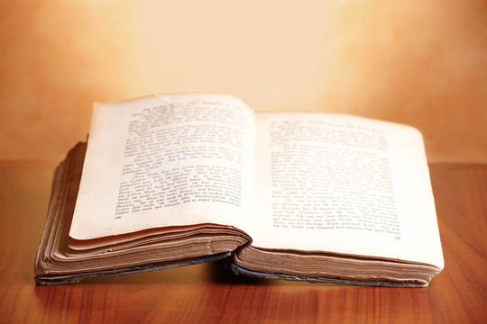 打開古老的書