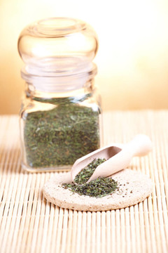 干香的花瓣與浸漬油