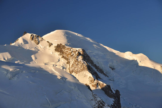 早晨的第一縷陽光；Mont Blanc