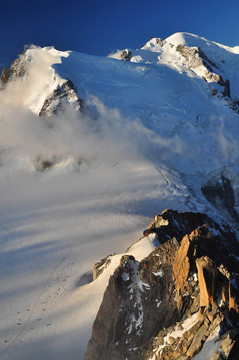早晨的第一縷陽光；Mont Blanc