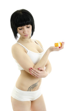 身體奶油的女人。白色背景中分離