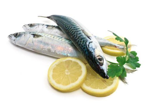 三魚用檸檬和歐芹