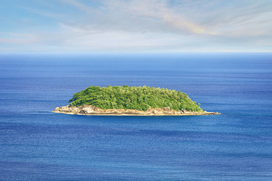 海洋中的熱帶島嶼。泰國；普吉島；Rawai。