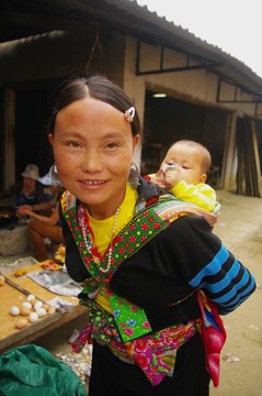 年輕的女人和她的孩子black Hmon