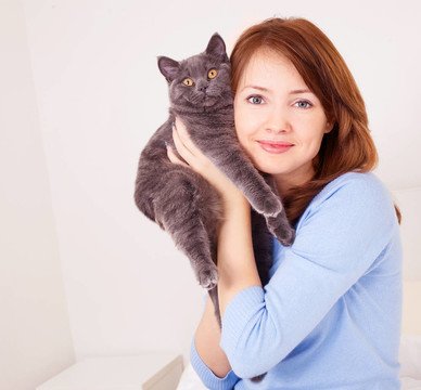 和一只貓的女孩