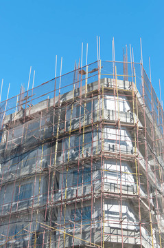 在建的建筑物；用腳手架和網(wǎng)連接。