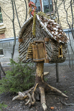 前花園里的玩具小屋