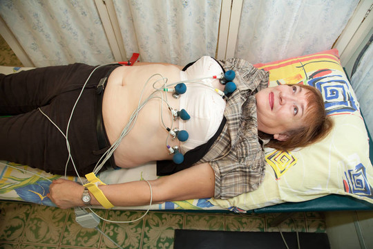 女性患者心電圖檢查過(guò)程中