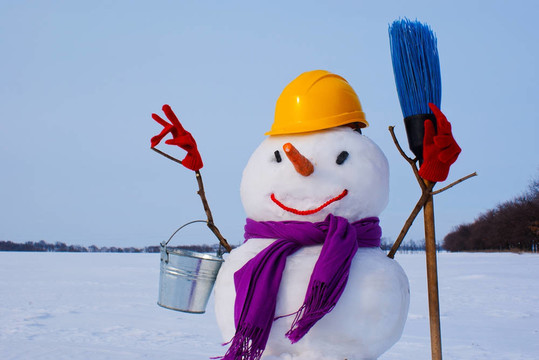 在雪場上的孤獨的雪人
