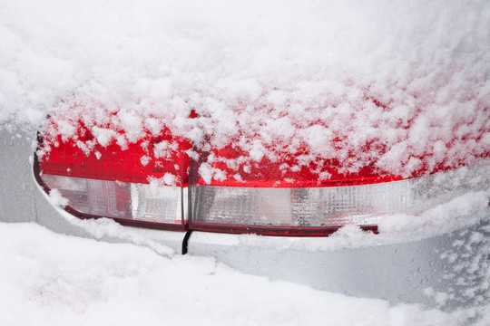 雪中的汽車尾燈