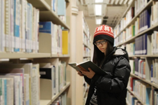 亞洲婦女在圖書館學(xué)習(xí)