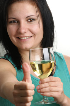 一個年輕的女人喝自制的酒