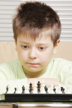 男孩和象棋