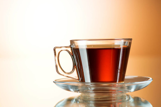 在反射面上的一杯茶