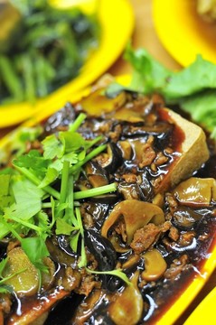 中國豆腐和蘑菇菜