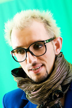 在工作室拍攝的藍(lán)色夾克的男人