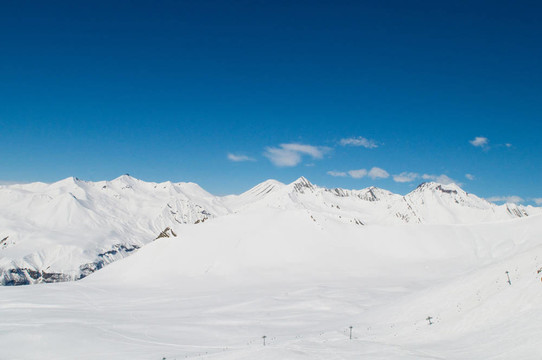 在冬天的雪下的高山