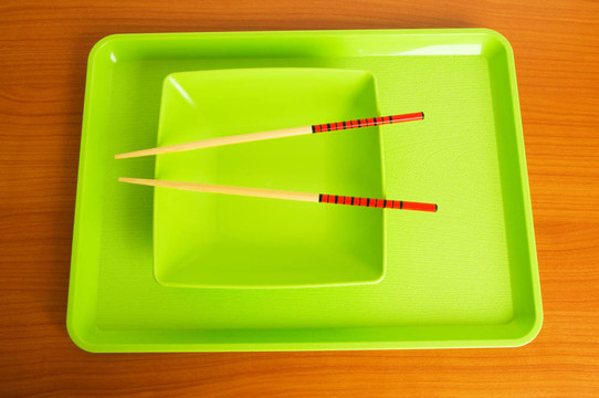 亞洲食品概念與板和筷子
