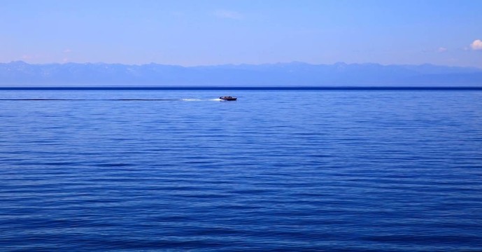 貝加爾湖；夏季。