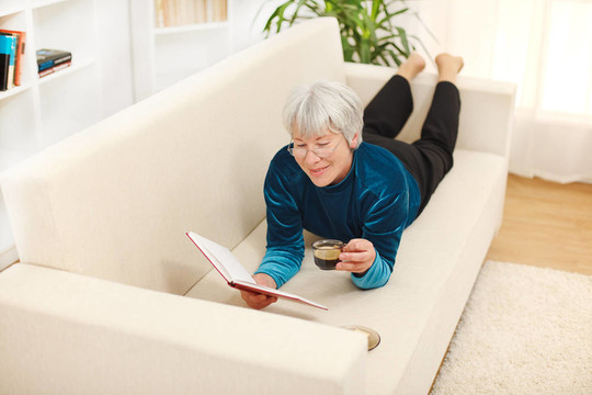 高級女士與書和咖啡