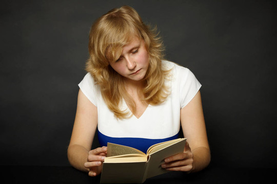 晚上女人看書
