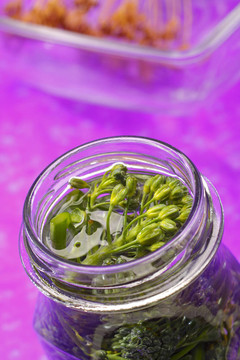 西蘭花在罐子里
