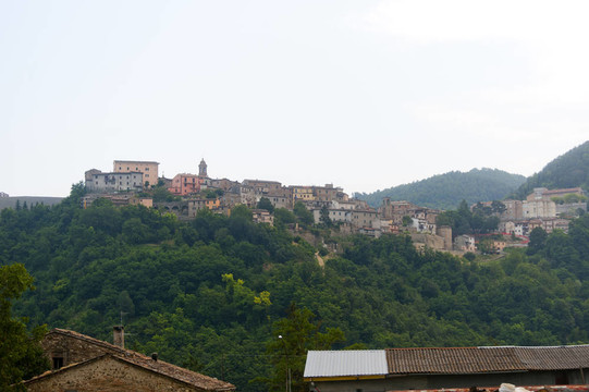 萨索科尔瓦罗（Montefeltro；乌尔比诺；游行；意大利）山上的小镇