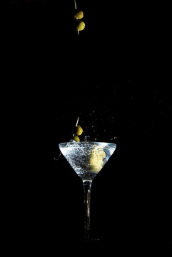 在一個牙簽橄欖丟進(jìn)一杯