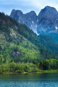 高山夏季湖泊景觀