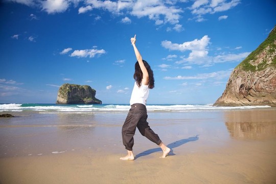 幸福的女人在美如畫的海灘