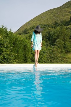 女子游泳池邊試水