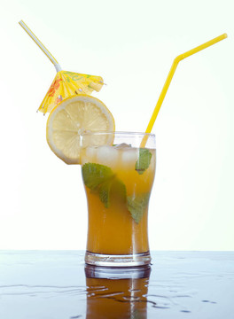 用冰塊柑橘雞尾酒飲料