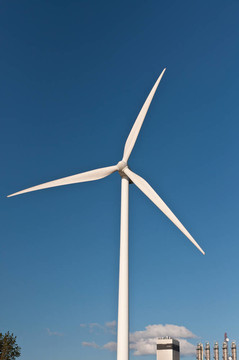 帶藍(lán)色天空的大型風(fēng)力發(fā)電機(jī)