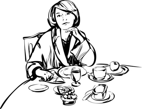 在早餐桌上穿著浴衣的女孩