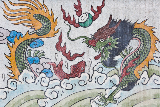 龍魚(yú)畫在大理石墻上