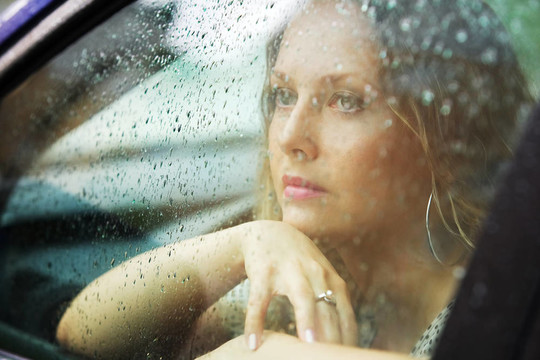 傷心的女人和雨