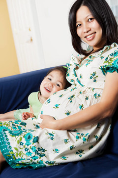 懷孕的亞洲母親和她的女兒